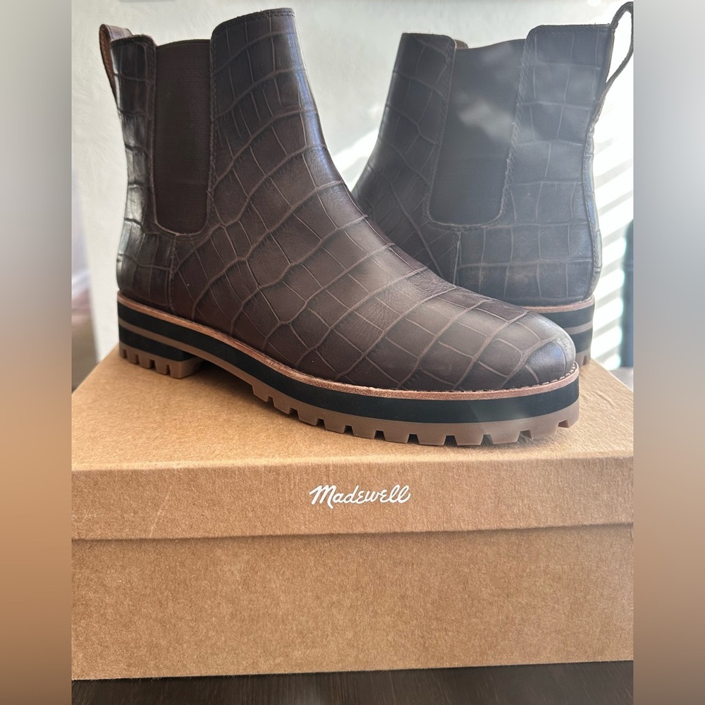 Gently worn Chelsea Boot size 9